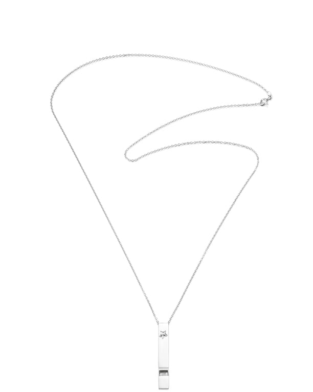 Efva Attling Whistle 11-100-01918 halsband har en tunn silverkedja. Hänget är en visselpipa dekorerad med en stjärna