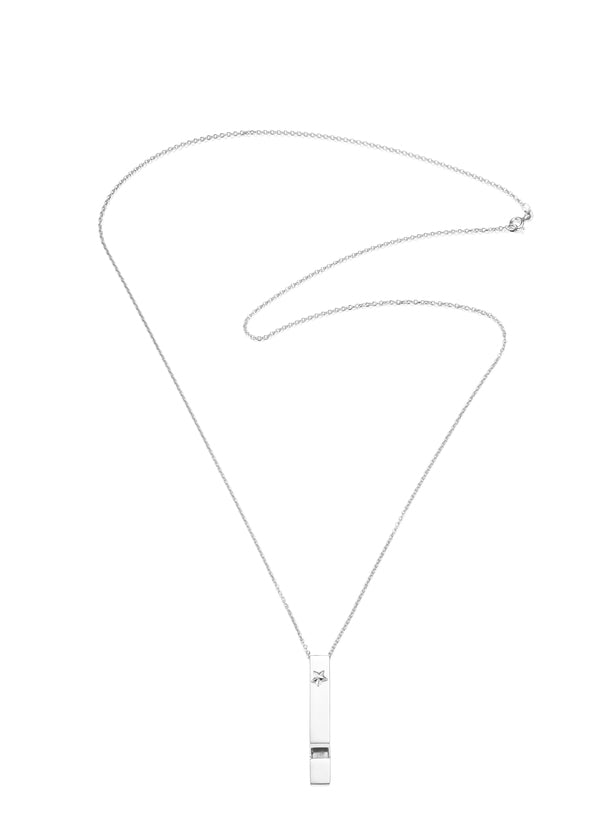Efva Attling Whistle 11-100-01918 halsband har en tunn silverkedja. Hänget är en visselpipa dekorerad med en stjärna