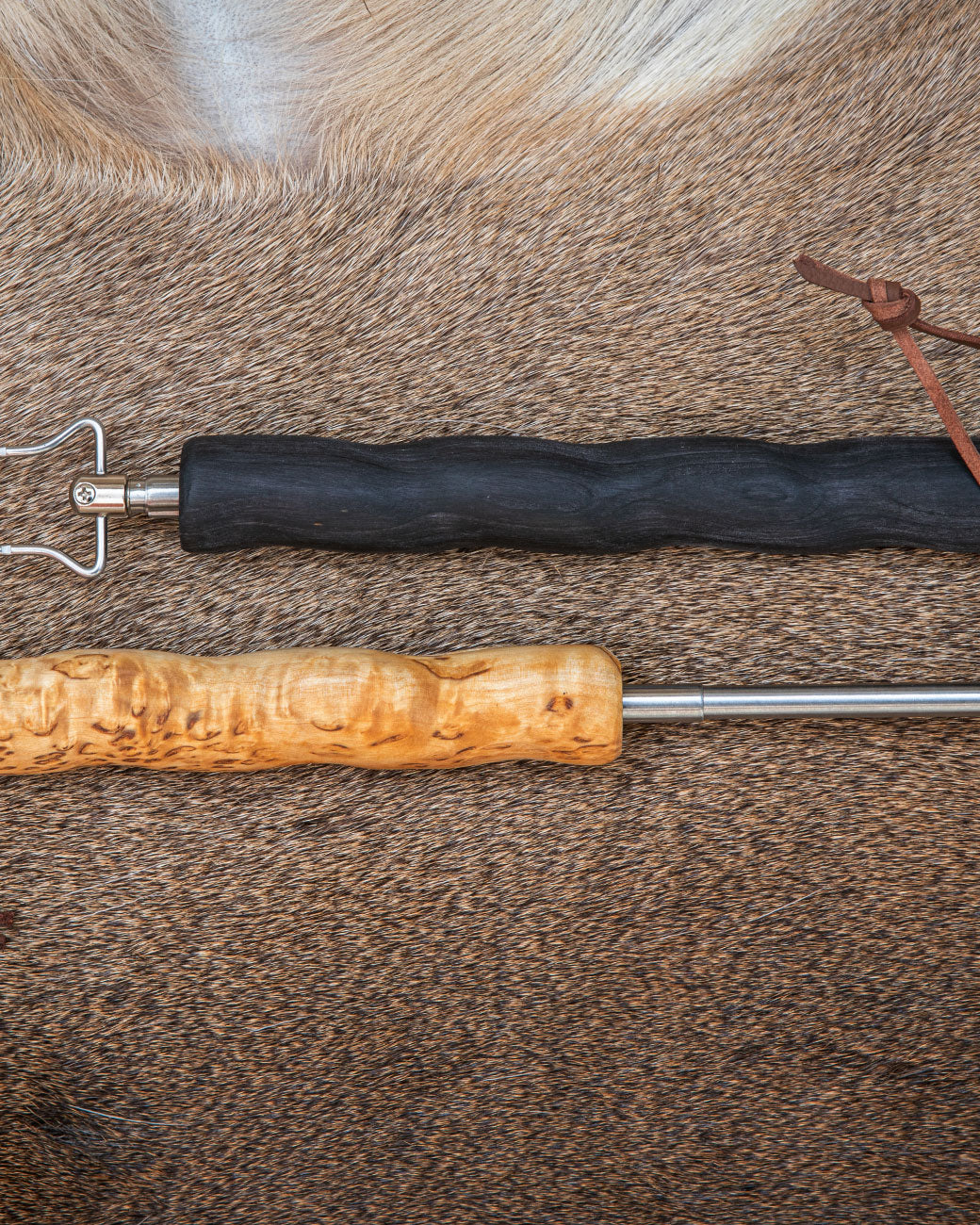 Arctic Legend BBQ Stick
Korvpinne, handtag av masurbjörk eller svart björk.
Makkaratikku, kahva visakoivua tai mustaa koivua