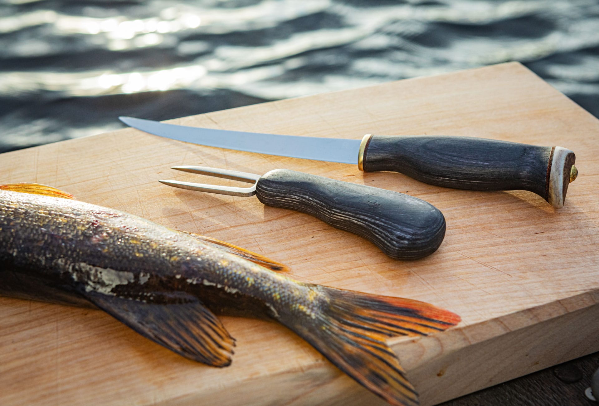 Arctic Legend Fillet Knife
Utrustning av svart björk för filetering av fisk. Välineet mustasta koivusta kalan fileointiin