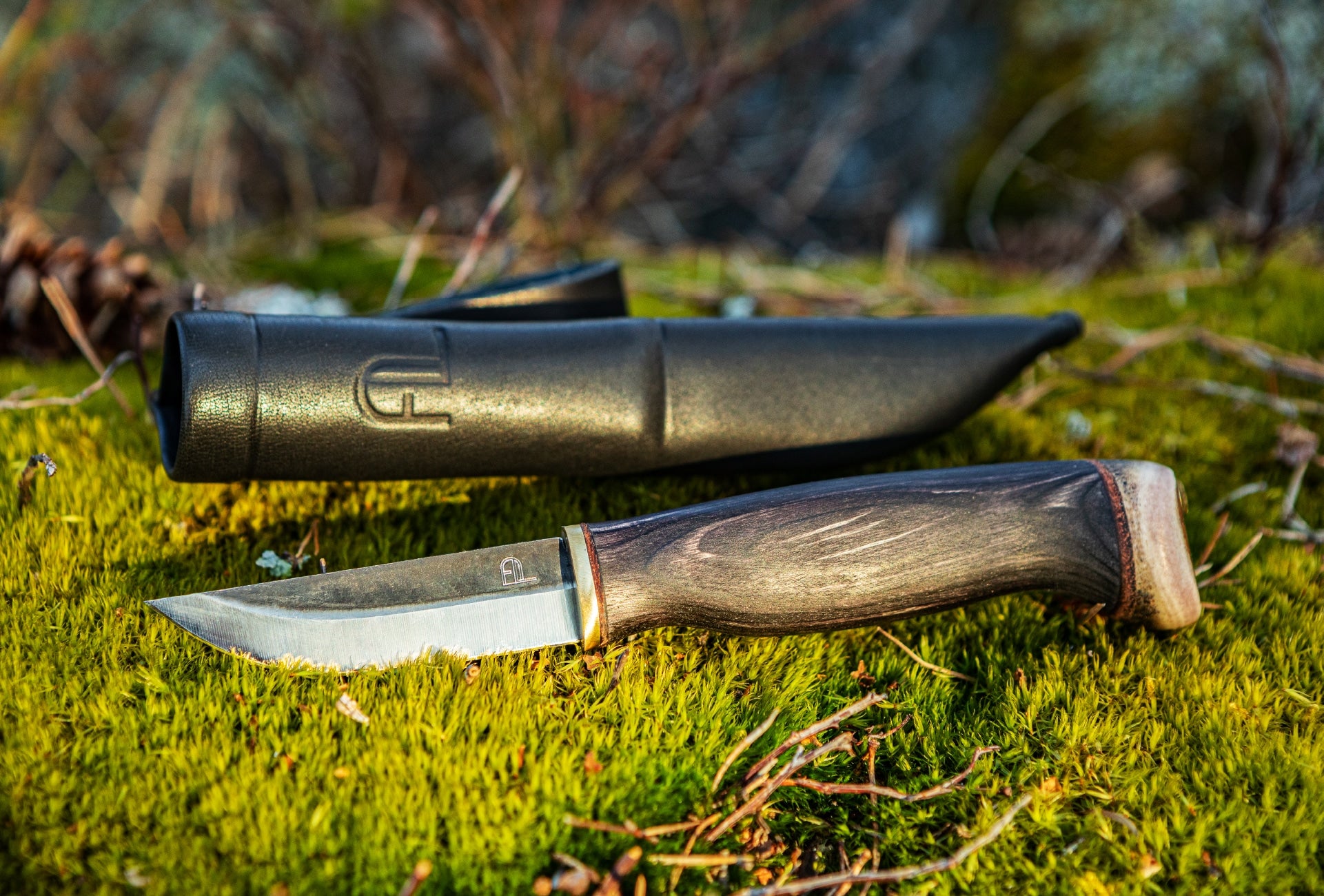 Arctic Legend Handicraft Knife
hantverk kniv med handtag av svart björk.
käsityöpuukko mustalla koivukahvalla