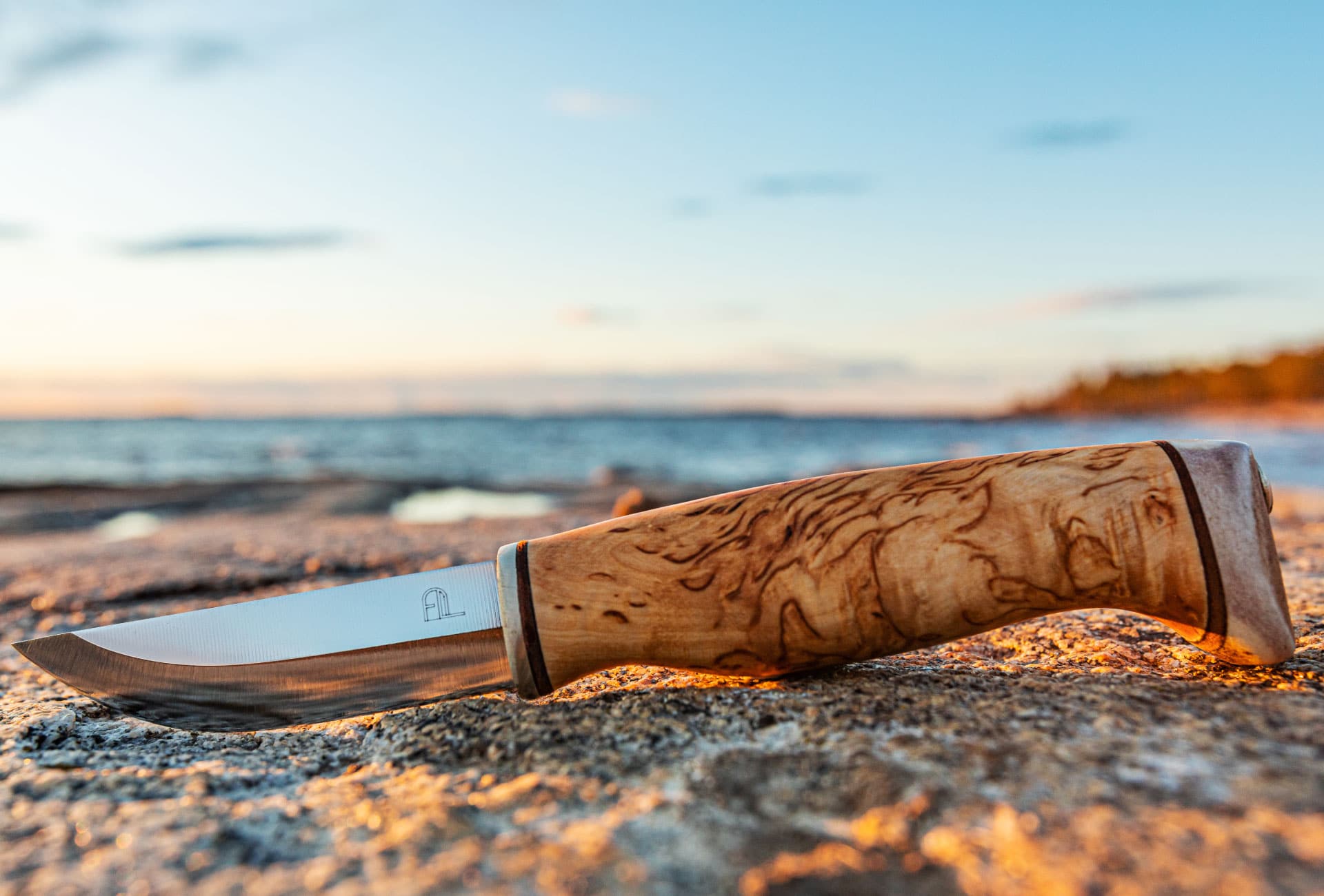 Arctic Legend Handicraft Knife
hantverk kniv med handtag av masurbjörk.
käsityöpuukko visakoivukahvalla