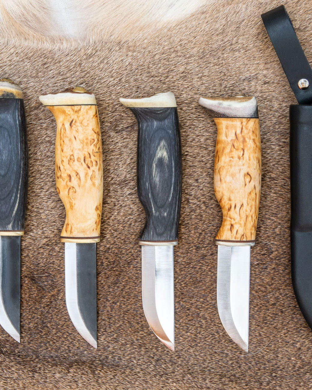 Arctic Legend Hunters Knife
Jägare kniv fås med handtag av masurbjörk eller svart björk och blad av rostfritt stål eller svart kolstål.
Metsästäjän puukko on saatavilla visakoivukahvalla tai mustalla koivukahvalla. Terä on ruostumatonta terästä tai mustaa hiiliterästä.