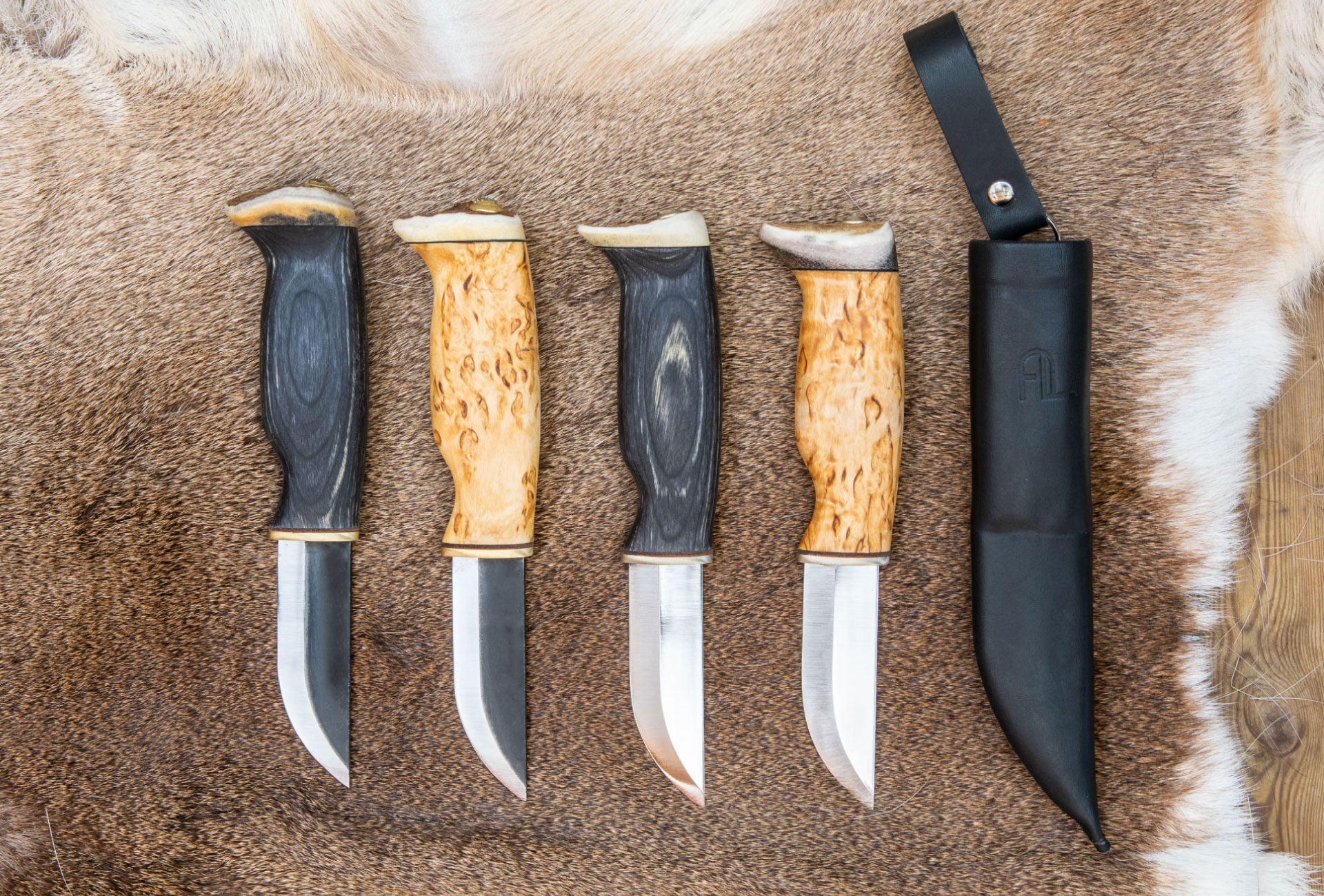 Arctic Legend Hunters Knife
Jägare kniv fås med handtag av masurbjörk eller svart björk och blad av rostfritt stål eller svart kolstål.
Metsästäjän puukko on saatavilla visakoivukahvalla tai mustalla koivukahvalla. Terä on ruostumatonta terästä tai mustaa hiiliterästä.