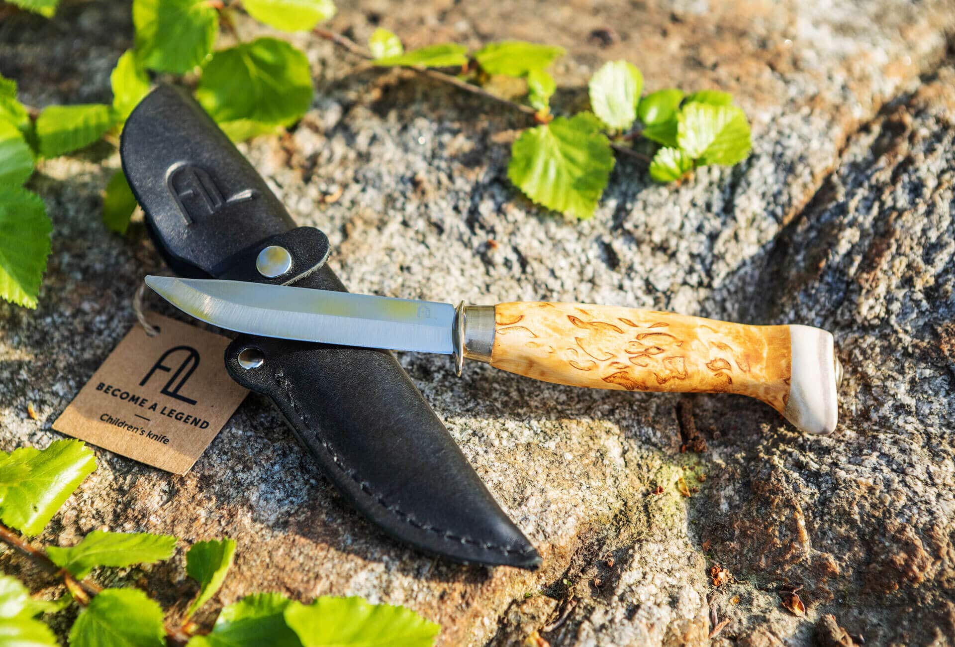 Arctic Legend Children´s Knife
kniv för barn, rostfritt stål och masurbjörk
lasten puukko, ruostumaton teräs ja visakoivu