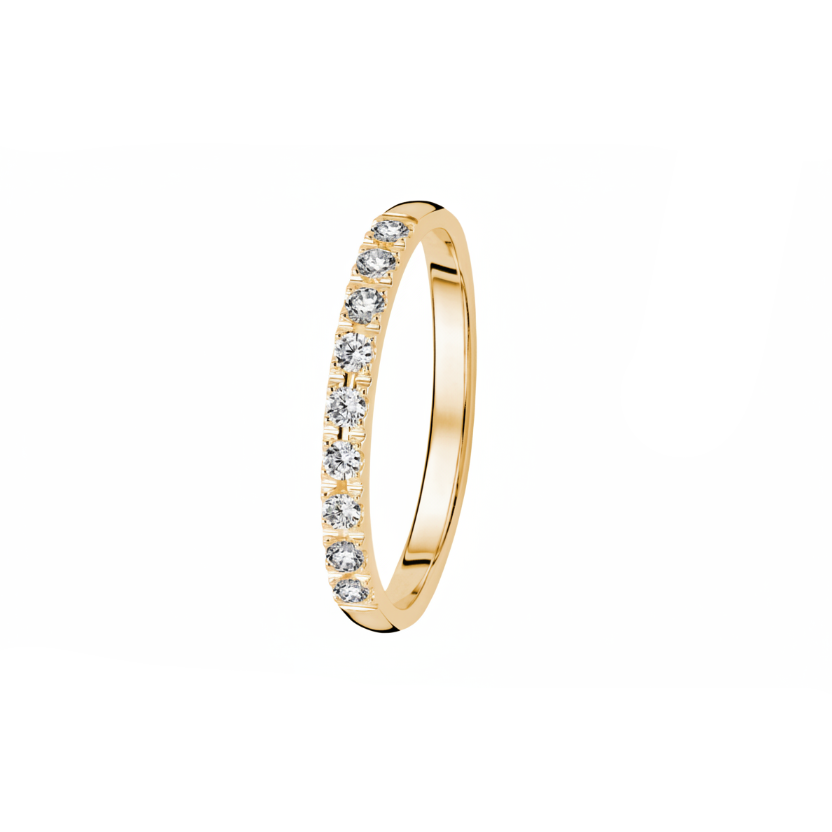Kohinoor diamantring i guld, där nio klara labbodlade diamanter är infattade i en rak rad på en skena i gult guld.