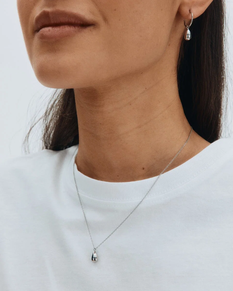 Teräksinen Edblad Drop Mini Necklace Silver -kyynelkaulakoru mallin kaulalla