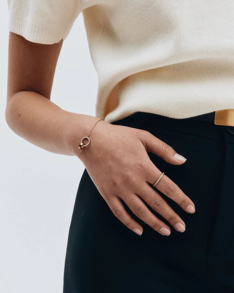 Guldpläterat Edblad Eternal Orbit Bracelet Gold zirkoniaarmband 120172 på modellen