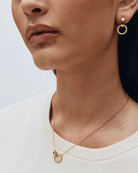 Kullattu Edblad Eternal Orbit Necklace Gold -zirkoniakaulakoru 120176 mallin kaulalla