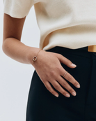 Kullattu Edblad Glow Ring Mini Gold -rivisormus 121092 mallin sormessa