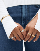 Kullattu Edblad Peak Ring Single Gold -sormus 124721 mallin kädessä