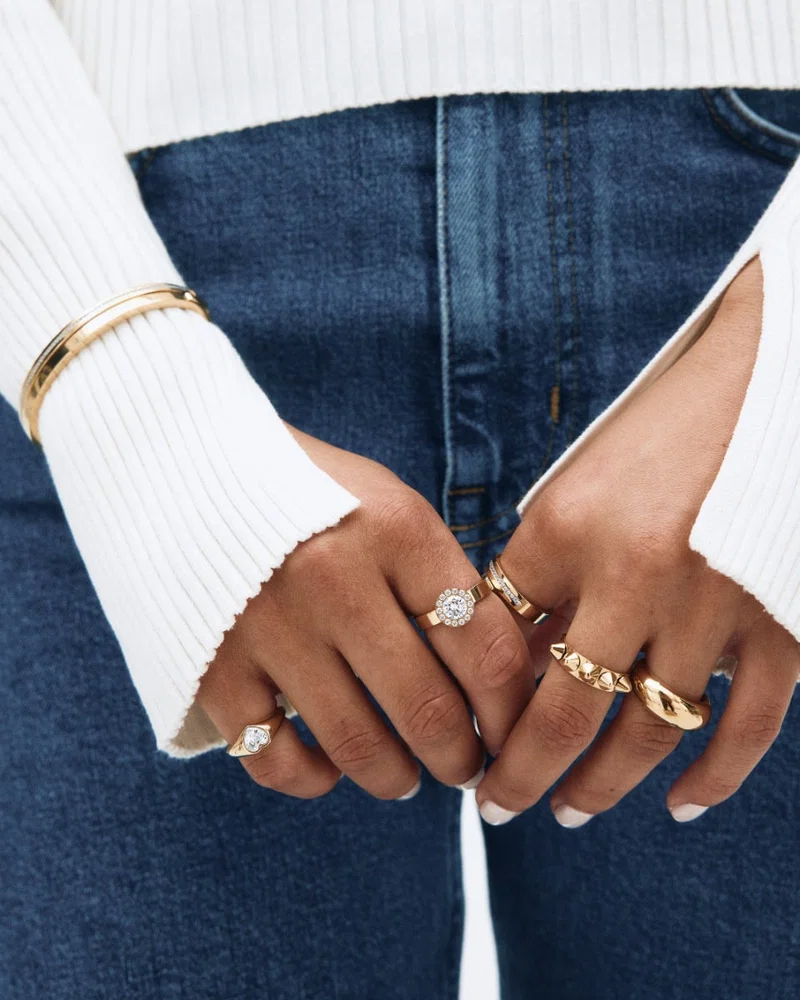 Kullattu Edblad Peak Ring Single Gold -sormus 124721 mallin kädessä