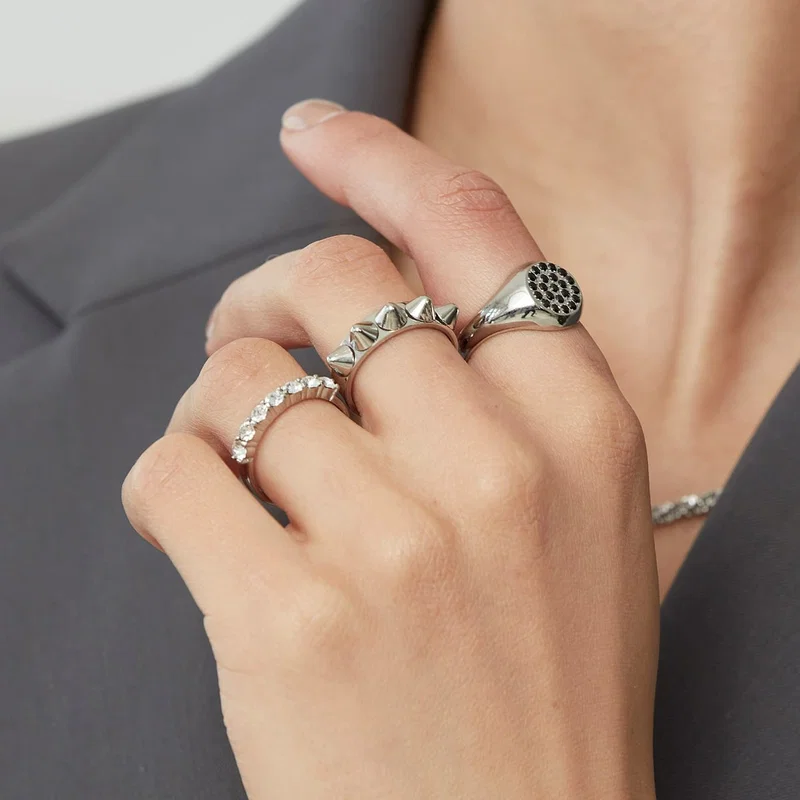 Teräksinen Edblad Peak Ring Single Silver -sormus 124722 yhdisteltynä muiden sormusten kanssa
