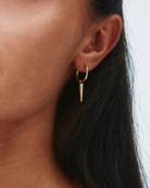 Kullatut Edblad Peak Hoops Gold -korvarenkaat 124725 mallin korvassa
