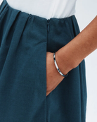 Teräksinen Edblad Fave Bangle Steel -rannerengas mallin ranteessa