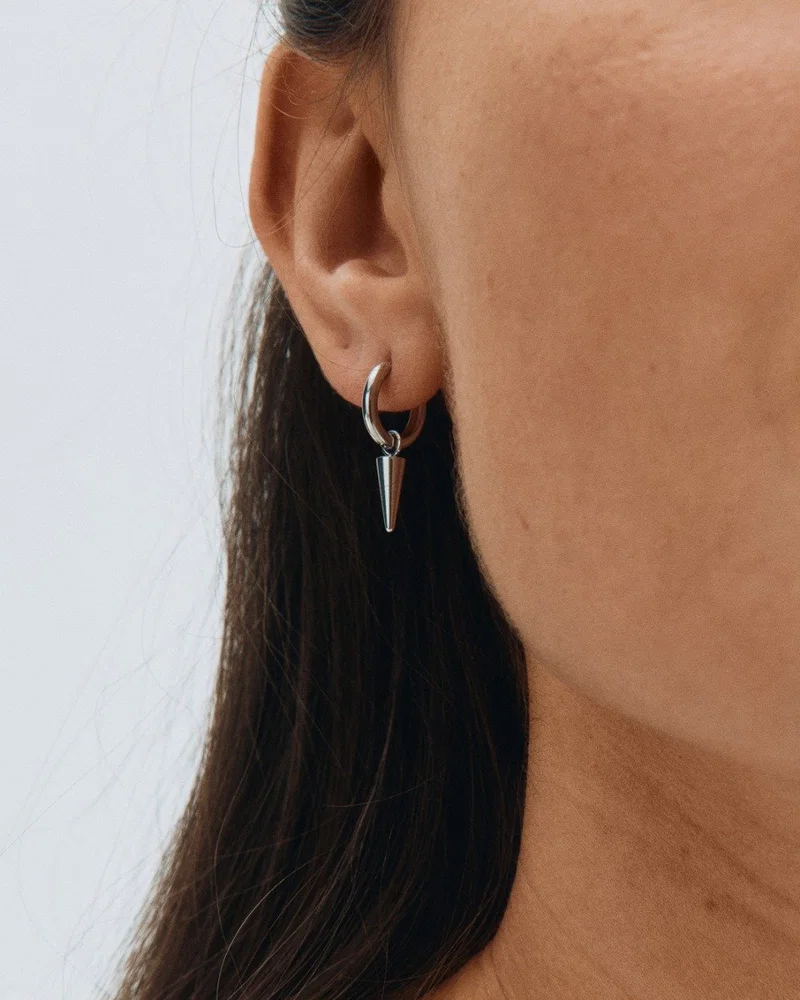 Teräksiset Edblad Peak Hoops Mini Silver -korvarenkaat 126249 mallin korvassa