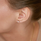 Kullattu Edblad Crown Studs Gold -zirkoniakorvakoru mallin korvassa lähikuvassa