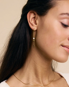 Guldpläterade Edblad Peak Hoops Multi Heart Gold örhängen 127223 på modellen