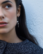 Teräksiset Edblad Peak Hoops Multi Heart Silver -korvakorut 127224 mallin korvassa