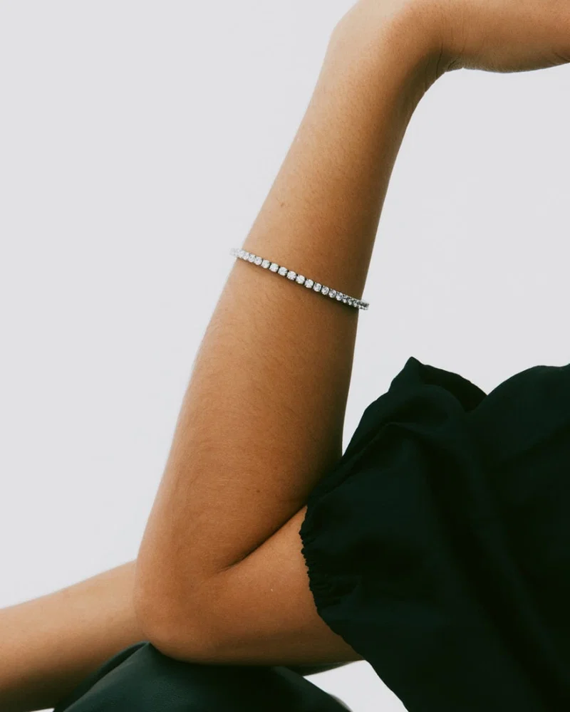 Teräksinen Edblad Tennis Bracelet Steel -rannekoru 127934 mallin ranteessa