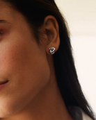 Teräksiset Edblad Infinity Knot Studs S Silver -solmukorvakorut 129854 mallin korvassa