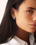 Teräksiset Edblad Infinity Knot Studs L Silver -solmukorvakorut 129856 mallin korvassa