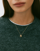 Kullattu Edblad Infinity Knot Necklace S Gold -solmukaulakoru 129857 mallin kaulalla