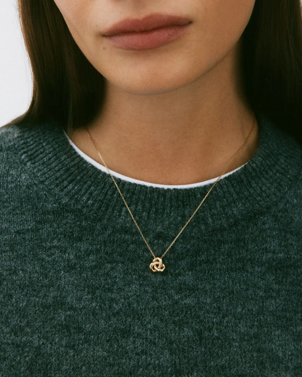 Kullattu Edblad Infinity Knot Necklace S Gold -solmukaulakoru 129857 mallin kaulalla