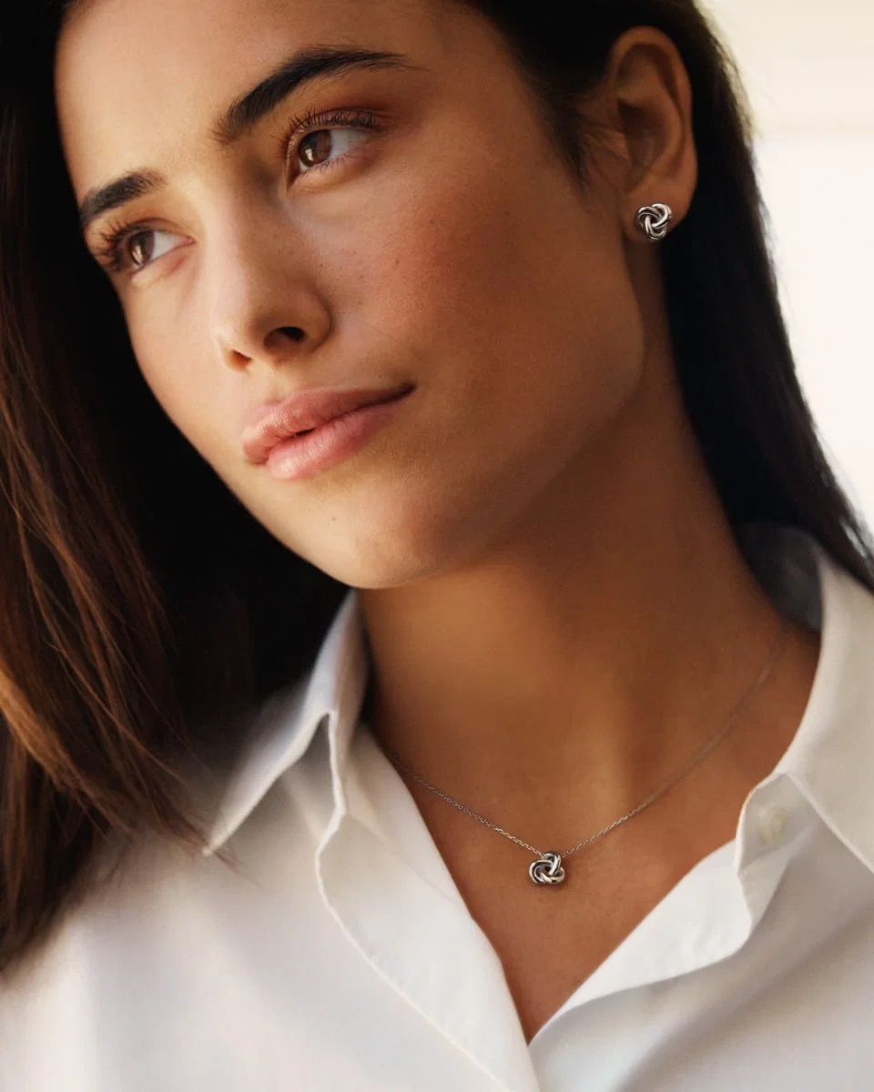Teräksinen Edblad Infinity Knot Necklace S Silver -solmukaulakoru 129858 mallin kaulalla