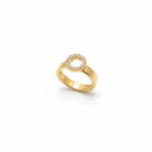 Efva Attling Ring On Ring guldring fotograferad i vinkel, som visar den 4,5 mm breda flacka skenan och den upphöjda diamantcirkeln.