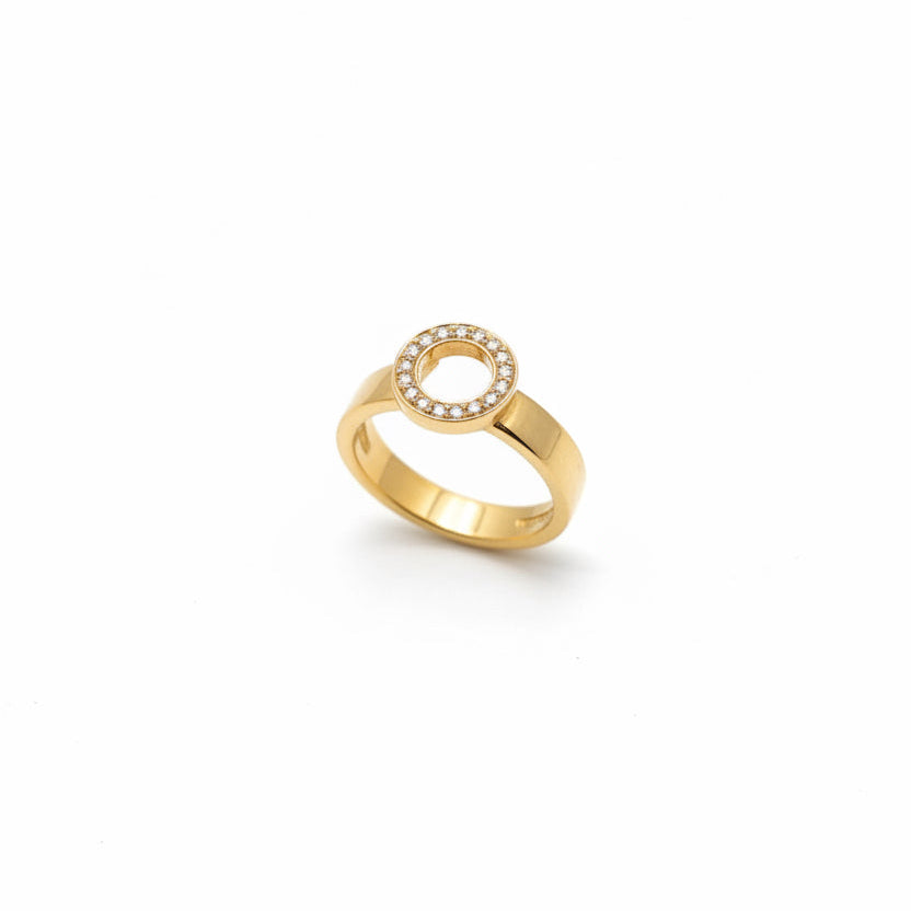 Efva Attling Ring On Ring guldring fotograferad i vinkel, som visar den 4,5 mm breda flacka skenan och den upphöjda diamantcirkeln.