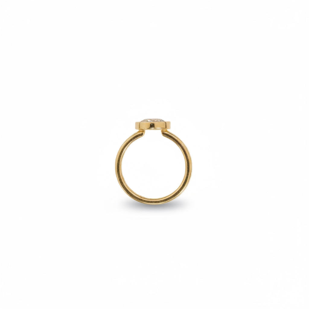 Efva Attling Ring On Ring diamantring i profil, som visar ringens raka form och den upphöjda infattningens struktur.