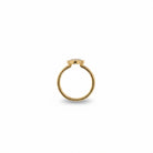 Efva Attling Ring On Ring diamantring i profil, som visar ringens raka form och den upphöjda infattningens struktur.