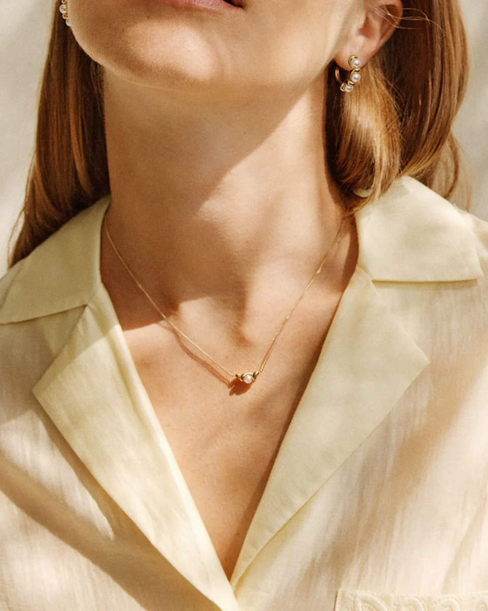 Guldpläterat Edblad Margot Necklace Gold halsband 130425 på modellen