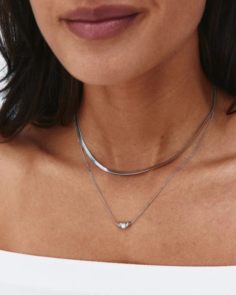 Edblad Margot Necklace Silver halsband 130426 i blankt stål på modellen