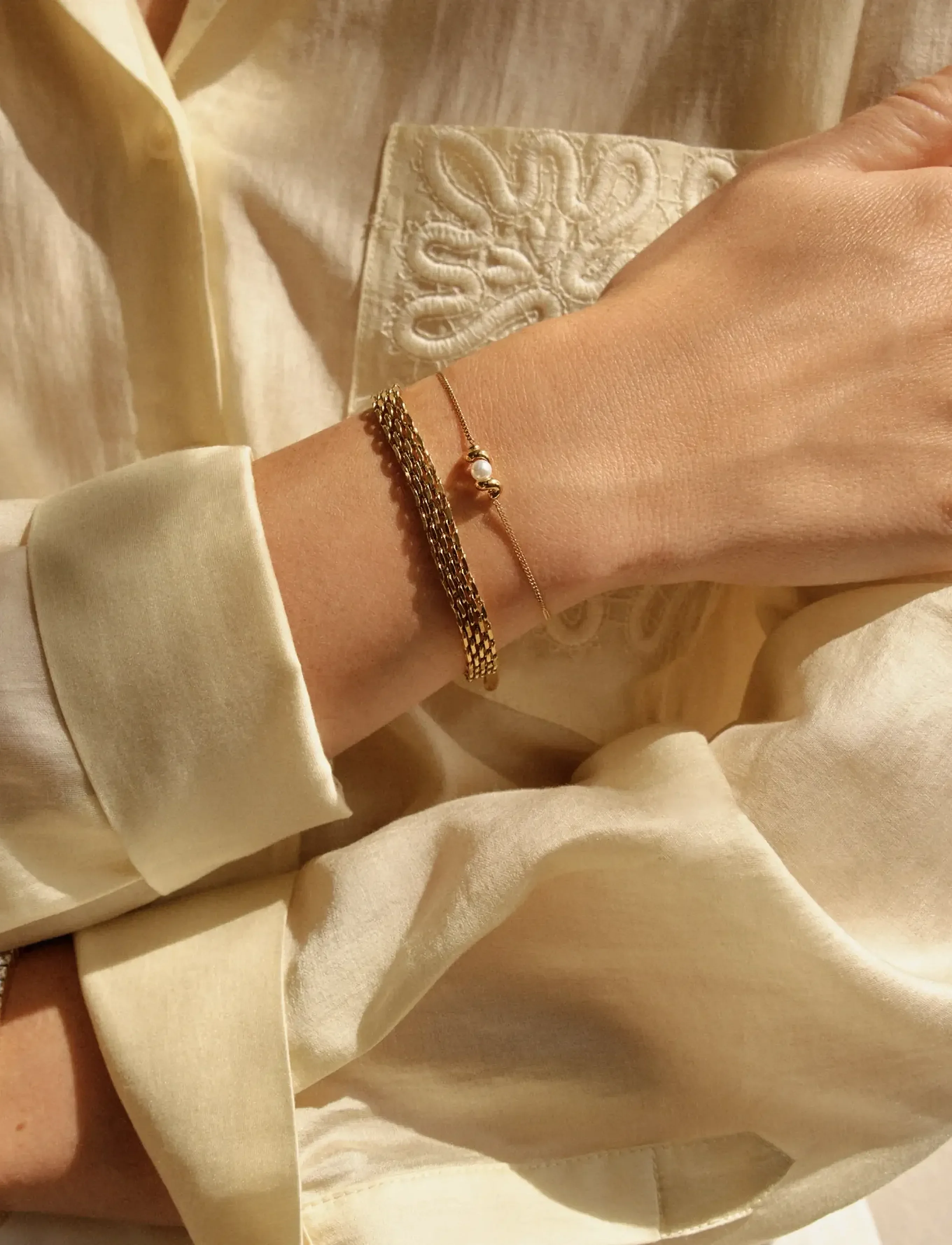 Guldpläterat Edblad Margot Bracelet Gold armband 130427 på modellens handled
