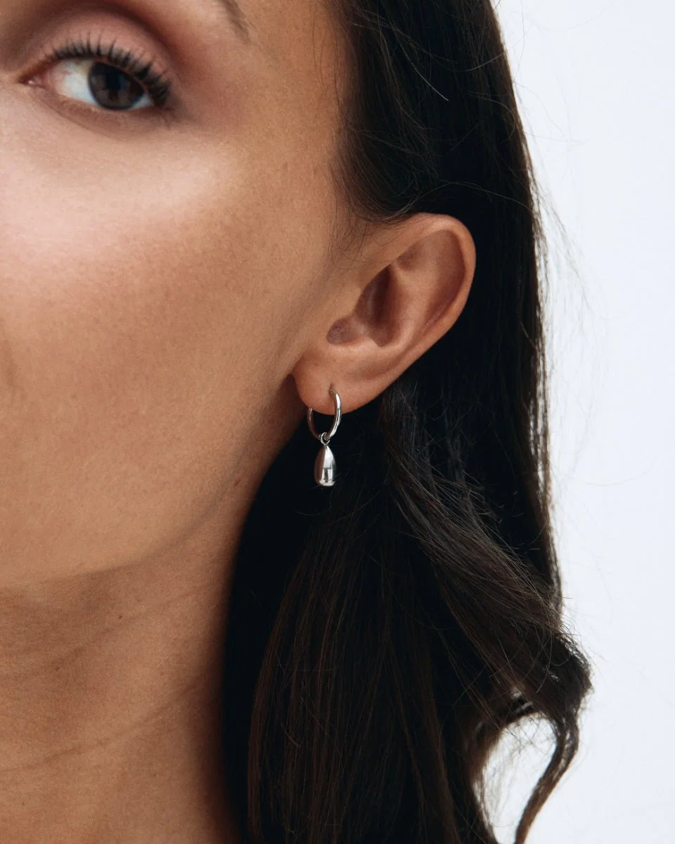 Edblad Drop Mini Hoops Silver ringörhänge 130606 i blankt stål på modellen