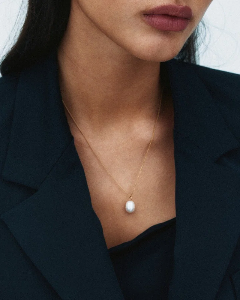 Guldpläterat Edblad Perla Necklace L Gold pärlhalsband 130663 på modellen