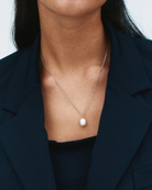 Edblad Perla Necklace L Silver pärlhalsband 130664 i blankt stål på modellen