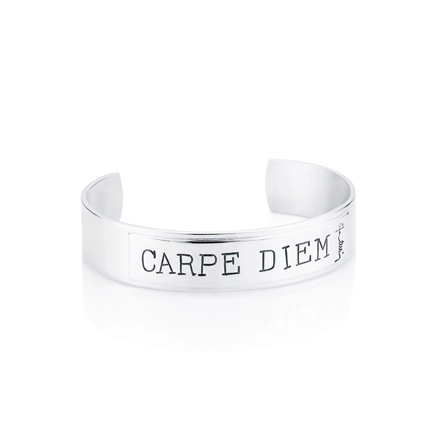 Breda Efva Attling Carpe Diem Cuff öppen armring i silver med gravyr, artikelnummer 14-100-00075.
