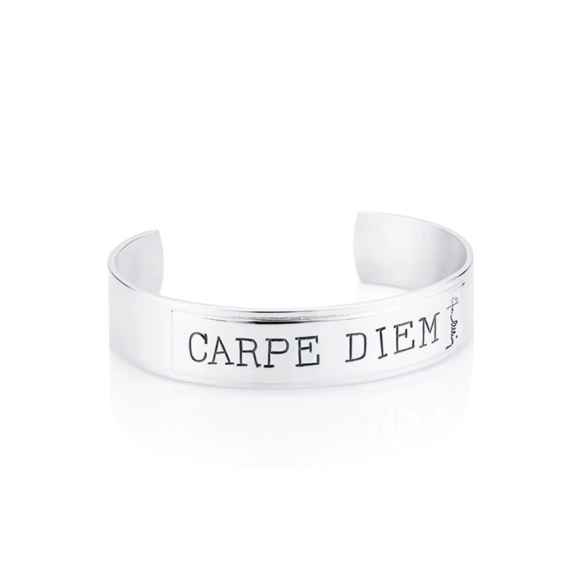 Breda Efva Attling Carpe Diem Cuff öppen armring i silver med gravyr, artikelnummer 14-100-00075.