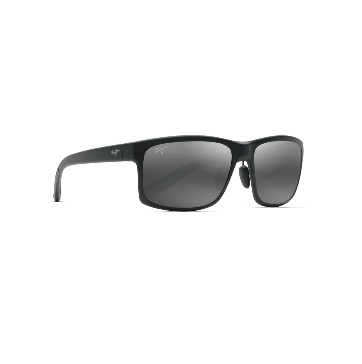 Maui Jim Pokowai Arch Black Matte -aurinkolasit etuviistosta. Kevyt suorakaiteen muotoinen kokokehys, perinteiset saranat ja säädettävät nenätyynyt.