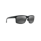 Maui Jim Pokowai Arch Black Matte -aurinkolasit etuviistosta. Kevyt suorakaiteen muotoinen kokokehys, perinteiset saranat ja säädettävät nenätyynyt.