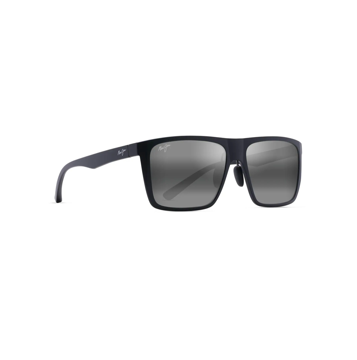 Maui Jim Honokalani Matte Black -aurinkolasit kuvattuna etuviistosta. Neliömäinen PureAir-runko, viistetyt kulmat ja säädettävät kumiset nenätyynyt.