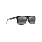 Maui Jim Honokalani Matte Black -aurinkolasit kuvattuna etuviistosta. Neliömäinen PureAir-runko, viistetyt kulmat ja säädettävät kumiset nenätyynyt.