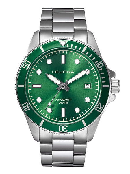 Leijona Järwi Evergreen Pond 5012-2553 herrklocka har en rund, grön urtavla med datumvisning och självlysande index och visare. Ramen är grön med vita minutmarkeringar. Boetten och remmen är silverfärgade.