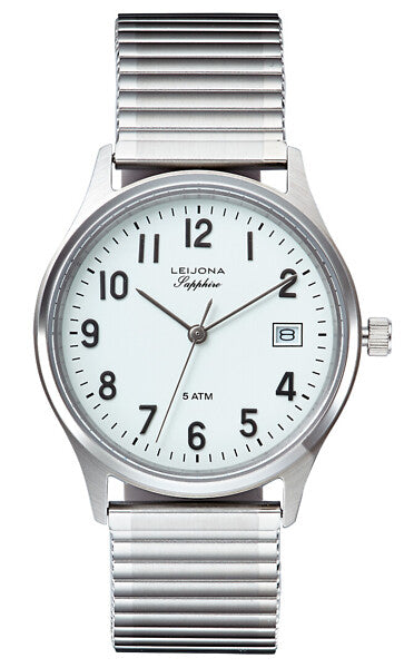 Leijona Classic Legends Stretch 34 5012-677 herrklocka har en rund, vit urtavla med datumvisning, svarta numeriska index och gråa visare. Ramen, boetten och remmen är silverfärgade.
