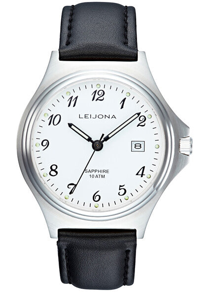 Leijona Classic Pielavesi 5020-1900 herrklocka har en rund, vit urtavla med datumvisning, svarta numeriska index och självlysande visare. Ramen och boetten är silverfärgade. Remmen är en svart läderrem med svarta sömmar.