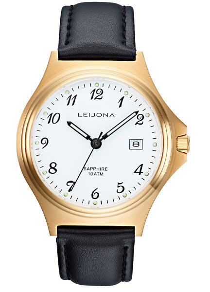 Leijona Classic Pielavesi 5020-1907 herrklocka har en rund, vit urtavla med datumvisning, svarta numeriska index och självlysande visare. Ramen och boetten är guldfärgade. Remmen är en svart läderrem med svarta sömmar.