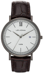 Leijona Classic Rokua 5088-1905 herrklocka har en rund vit urtavla med gråa index och visare. Ramen är också grå. Remmen är en brun läderrem med sömmar.
